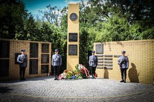 Wieńce przy pomniku poległych policjantów na Cmentarzu Osobowickim