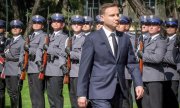 W pierwszym planie prezydent Andrzej Duda. W tle funkcjonariusze Kompanii Reprezentacyjnej Policji