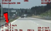 Ujęcie filmu z wideorejestratorów  samochodu który przekroczył znacznie prędkość.