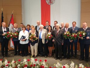 zdjęcie grupowe odznaczonych orderem za zasługi dla Brandenburgii