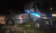 Samochód którym uciekał nietrzeźwy kierowca a obok uszkodzony radiowóz policyjny