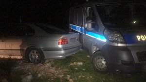 Samochód którym uciekał nietrzeźwy kierowca a obok uszkodzony radiowóz policyjny
