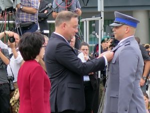 Prezydent RP Andrzej Duda wręcza odznaczenie policjantowi
