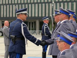 I Zastępca KGP gratuluje policjantowi uzyskania pierwszego stopnia oficerskiego
