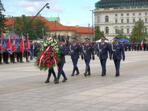 Komendant Główny Policji wraz z zastępcami udają się do Grobu Nieznanego Żołnierza