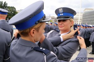 policjantki zmieniają sobie na wzajem pagony po promocji oficerskiej