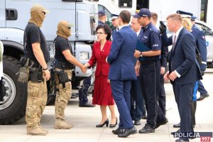 Minister Spraw Wewnętrznych i Administracji Elżbieta Witek wita się z funkcjonariuszami Centralnego Pododdziału Kontrterrorystycznego Policji BOA