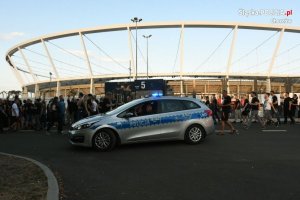 Radiowóz na tle stadionu w Chorzowie.
