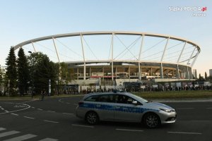 Radiowóz na tle stadionu w Chorzowie