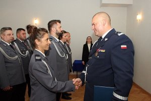 zastępca komendanta głównego policji gratuluje policjantce