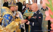 Arcybiskup Jerzy wręcza generałowi Jarosławowi Szymczykowi Odznakę Pamiątkową Prawosławnego Ordynariatu WP