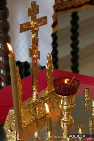 Krzyż i świece w cerkwi