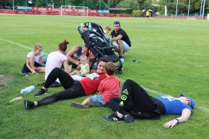 piknik rodzinny - każdy mógł sobie poleżeć na trawie