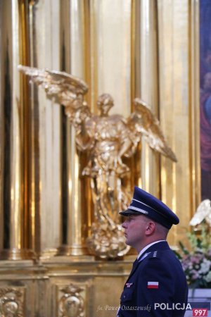 Policjant w kościele pw. Świętego Krzyża w Warszawie
