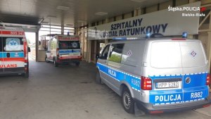 radiowóz policyjny oraz dwie karetki pogotowia stoją obok szpitala