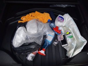 zabezpieczone przez policjantów przedmioty leżące w bagażniku samochodu