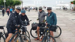 czterej policjanci w strojach sportowych z rowerami