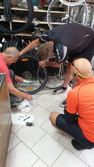 policjanci w strojach sportowych naprawiają rower