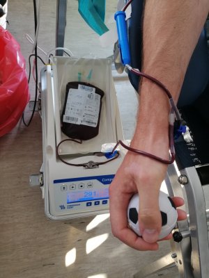 pracownik  w trakcie oddawania krwi