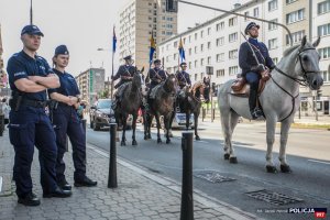 rekonstruktorzy oddziałów Policji Konnej  na koniach oraz dwoje policjantów