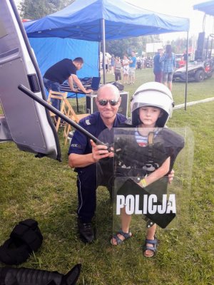 policjant z chłopcem przebranym w policyjny strój