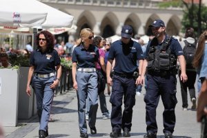 dwaj polscy policjanci i dwi policjantki włoskie