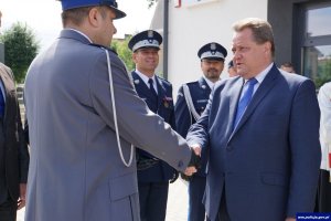 Komendant Komisariatu Policji w Korszach odbiera gfratulację od MSWiA
