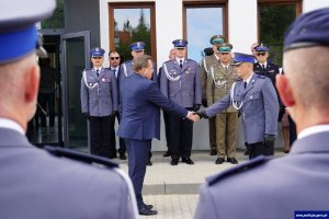 Meldunek złozony  Jarosławowi Zielińskiemu przez dowódce uroczystości w Korszach