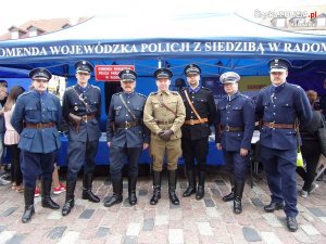 Zdjęcie przedstawia policjantów w mundurach Policji Państwowej i Policji Województwa Śląskiego