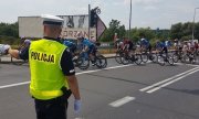 policjant zabezpiecza przejazd kolarzy
