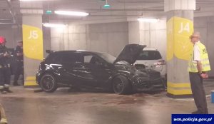 uszkodzony samochód na parkingu podziemnym