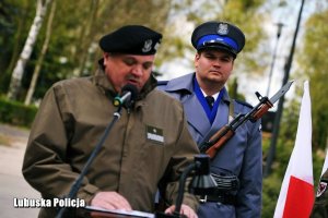 Policjant asystuje przy przemówieniu generała Wojska Polskiego.