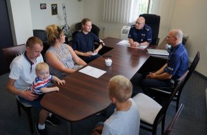 Uczestnicy spotkania podczas  rozmowy w gabinecie Komendanta Miejskiego Policji w Bydgoszczy