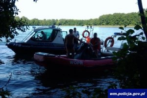 Na zdjęciu znajdują się  na dwóch łodziach ratownicy WOPR oraz policjanci.