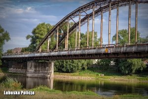 Na zdjęciu widoczny jest most kolejowy nad rzeką.