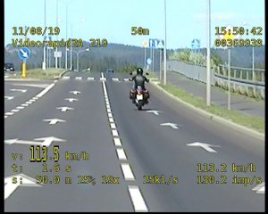 Kadr z wideorejestratora przedstawiający motocyklistę przekraczającego prędkość