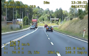 Kadr z wideorejestratora przedstawiający kierowcę osobowego auta przekraczającego prędkość