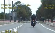 motocyklista poruszający się z prędkością 104 km/h