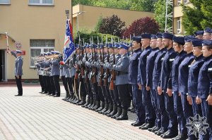 kompania honorowa orkiestra policyjna oraz grupa policjantów