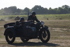 żołnierze niemieccy na motocyklu