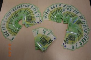 rozłożone banknoty euro