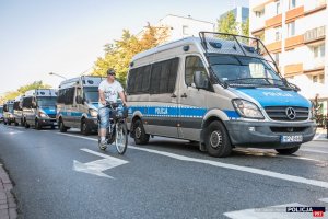 radiowozy policyjne na ulicach Warszawy podczas zabezpieczenia