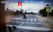 obraz przedstawiający wypadek na pasach: Przejeżdżający motocyklista nie ustępuje pierwszeństwa przechodzącej kobiecie i uderza w wózek dziecięcy