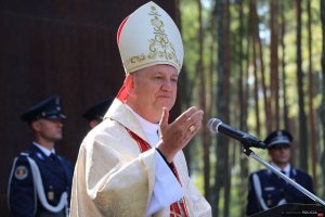 12. Uroczystości na cmentarzu w Miednoje - biskup  Józef Guzdek prowadzący Mszę Świętą