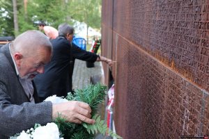 26. Uroczystości na cmentarzu w Miednoje - bliscy odszukują nazwiska na tablicy pamięci