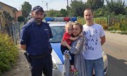 policjant i rodzice z małym chłopcem