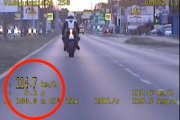motocyklista jadący z nadmierną prędkością - zdjęcie z wideorejestratora