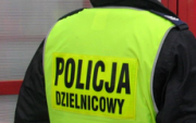 policjant w kamizelce z napisem: Policja Dzielnicowy
