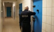Policjant zamykający drzwi celi