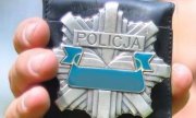 odznaka policyjna trzymana w dłoni